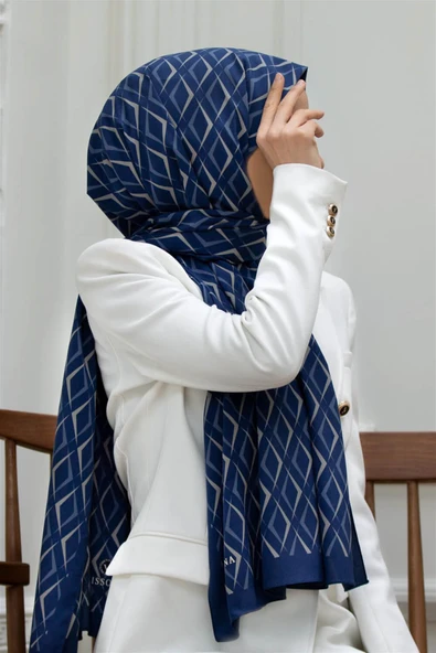 LÜKS MEDİNE İPEĞİ GEOMETRİK DESENLİ LACİVERT RENKLİ 75X195 KIRIŞMAZ ŞAL MOSS KREP DİKİŞ TİPİ İTALYAN DİKİŞLİ ürün görseli