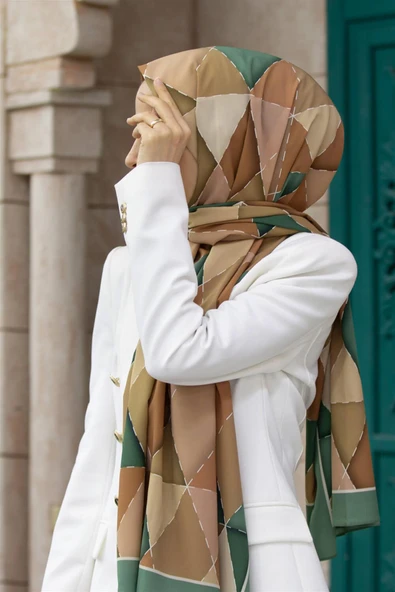 LÜKS MEDİNE ÜÇGEN YAMA DESENLİ MİNT YEŞİLİ RENKLİ 75X195 KIRIŞMAZ ŞAL MOSS KREP DİKİŞ TİPİ İTALYAN DİKİŞLİ ürün görseli