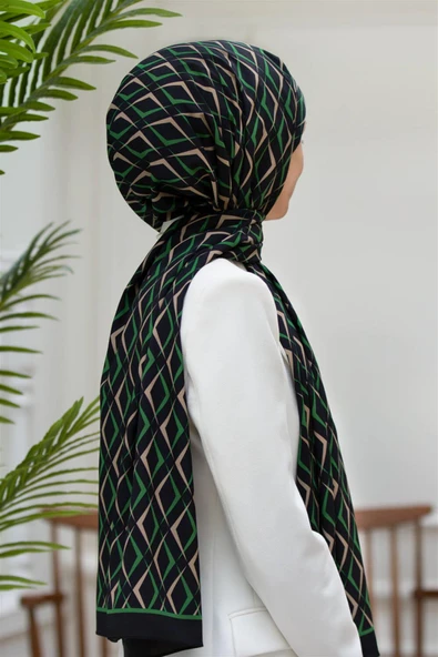 LÜKS MEDİNE İPEĞİ GEOMETRİK DESENLİ SİYAH - ZÜMRÜT YEŞİLİ RENKLİ 75X195 KIRIŞMAZ ŞAL MOSS KREP DİKİŞ TİPİ İTALYAN DİKİŞLİ ürün görseli