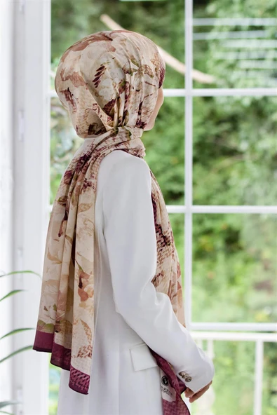 LÜKS MEDİNE İPEĞİ EKOSELİ SONBAHAR DESENLİ GÜL KURUSU RENKLİ 75X195 KIRIŞMAZ ŞAL MOSS KREP DİKİŞ TİPİ İTALYAN DİKİŞLİ ürün görseli 1