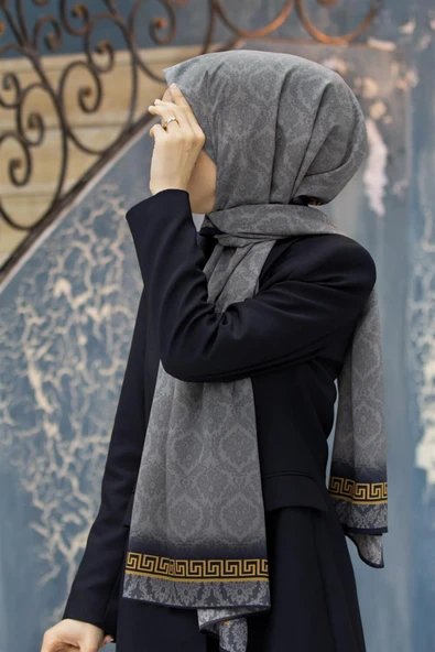 LÜKS MEDİNE İPEĞİ GOLD DETAYLI BAROK DESENLİ GRİ RENKLİ 75X195 KIRIŞMAZ ŞAL MOSS KREP DİKİŞ TİPİ İTALYAN DİKİŞLİ ürün görseli