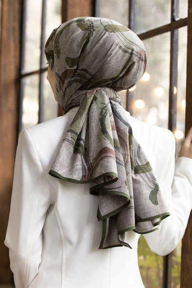 LÜKS MEDİNE GEOMETRİK DESENLİ ZÜMRÜT YEŞİLİ RENKLİ 75X195 KIRIŞMAZ ŞAL MOSS KREP DİKİŞ TİPİ İTALYAN DİKİŞLİ ürün görseli 1