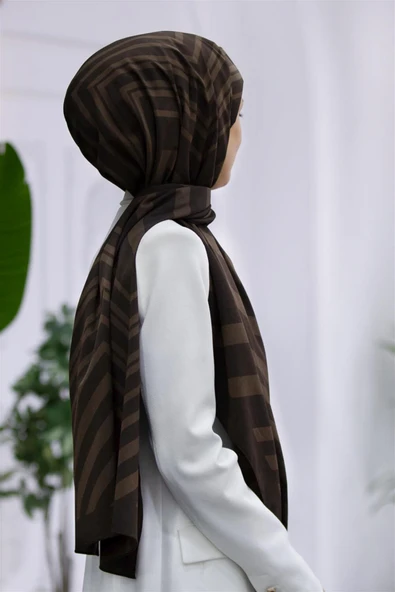 LÜKS MEDİNE İPEĞİ ZİGZAG DESENLİ KAHVERENGİ RENKLİ 75X195 KIRIŞMAZ ŞAL MOSS KREP DİKİŞ TİPİ İTALYAN DİKİŞLİ ürün görseli