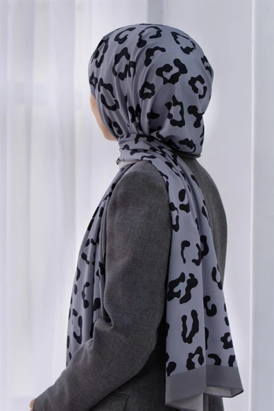 LÜKS MEDİNE İPEĞİ LEOPAR DESENLİ GÜMÜŞ RENKLİ 75X195 KIRIŞMAZ ŞAL MOSS KREP DİKİŞ TİPİ İTALYAN DİKİŞLİ ürün görseli