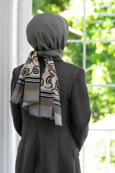 LÜKS MEDİNE İPEĞİ KENAR MOTİFİ ÇİÇEK DESENLİ GÜMÜŞ RENKLİ 75X195 KIRIŞMAZ ŞAL MOSS KREP DİKİŞ TİPİ İTALYAN DİKİŞLİ ürün görseli