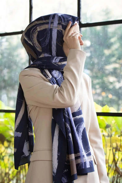 LÜKS MEDİNE İPEĞİ FIRÇA DESENLİ LACİVERT - BEJ RENKLİ 75X195 KIRIŞMAZ ŞAL MOSS KREP DİKİŞ TİPİ İTALYAN DİKİŞLİ ürün görseli