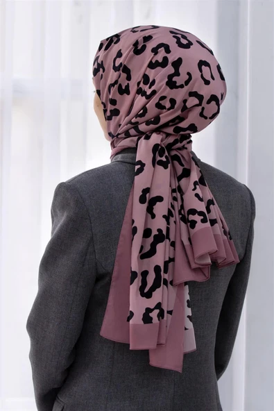 LÜKS MEDİNE İPEĞİ LEOPAR DESENLİ PUDRA RENKLİ 75X195 KIRIŞMAZ ŞAL MOSS KREP DİKİŞ TİPİ İTALYAN DİKİŞLİ ürün görseli