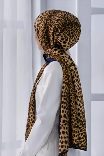 LÜKS MEDİNE BAROK BARDÜRLÜ LEOPAR DESENLİ HARDAL - LACİVERT RENKLİ 75X195 KIRIŞMAZ ŞAL MOSS KREP DİKİŞ TİPİ İTALYAN DİKİŞLİ ürün görseli