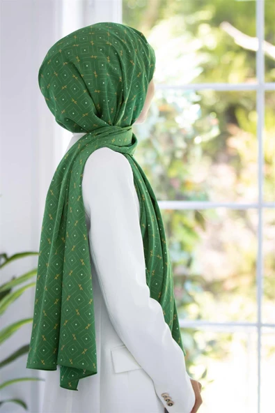 LÜKS MEDİNE İPEĞİ GEOMETRİK DESENLİ ZÜMRÜT YEŞİLİ RENKLİ 75X195 KIRIŞMAZ ŞAL MOSS KREP DİKİŞ TİPİ İTALYAN DİKİŞLİ ürün görseli