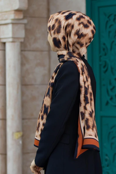 LÜKS MEDİNE İPEĞİ LEOPAR DESENLİ TABA RENKLİ 75X195 KIRIŞMAZ ŞAL MOSS KREP DİKİŞ TİPİ İTALYAN DİKİŞLİ ürün görseli 1