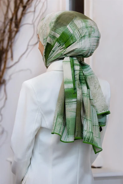 LÜKS MEDİNE İPEĞİ GEOMETRİK DESENLİ ZÜMRÜT YEŞİLİ RENKLİ 75X195 KIRIŞMAZ ŞAL MOSS KREP DİKİŞ TİPİ İTALYAN DİKİŞLİ ürün görseli 1