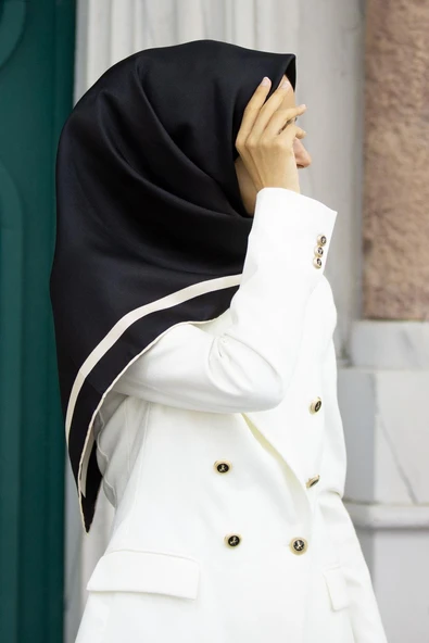 100% Twill İpek Düz Renk Bordür Desenli Siyah - Krem Renkli Daha Tok Exclusive Serisi 90x90 Dikim Şekli : El Dikişi Eşarp ürün görseli