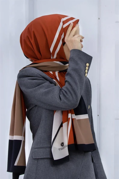 LÜKS MEDİNE İPEĞİ GEOMETRIK DESENLİ TABA RENKLİ 75X195 KIRIŞMAZ ŞAL MOSS KREP DİKİŞ TİPİ İTALYAN DİKİŞLİ ürün görseli