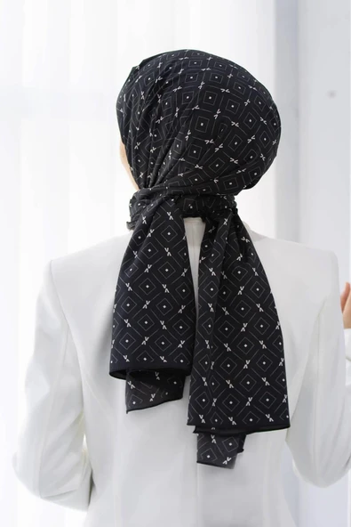 LÜKS MEDİNE İPEĞİ GEOMETRİK DESENLİ SİYAH RENKLİ 75X195 KIRIŞMAZ ŞAL MOSS KREP DİKİŞ TİPİ İTALYAN DİKİŞLİ ürün görseli 1