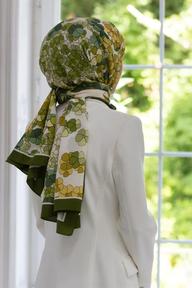 LÜKS MEDİNE İPEĞİ YONCA DESENLİ HAKİ RENKLİ 75X195 KIRIŞMAZ ŞAL MOSS KREP DİKİŞ TİPİ İTALYAN DİKİŞLİ ürün görseli 1