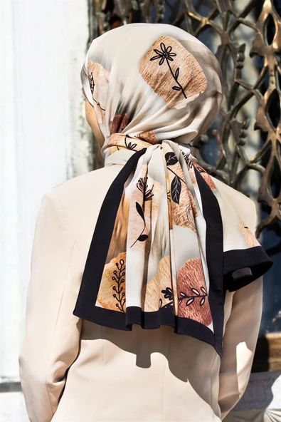 LÜKS MEDİNE İPEĞİ FIRÇA DOKULU ÇİZGİ ÇİÇEK DESENLİ KREM - TABA RENKLİ 75X195 KIRIŞMAZ ŞAL MOSS KREP DİKİŞ TİPİ İTALYAN DİKİŞLİ ürün görseli 1