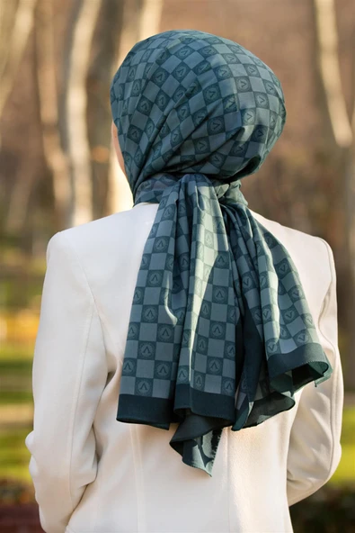 LÜKS MEDİNE İPEĞİ MONOGRAM DESENLİ ZÜMRÜT YEŞİLİ RENKLİ 75X195 KIRIŞMAZ ŞAL MOSS KREP DİKİŞ TİPİ İTALYAN DİKİŞLİ ürün görseli