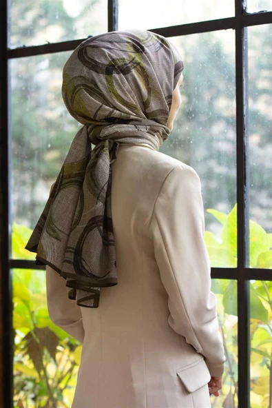 LÜKS MEDİNE GEOMETRİK DESENLİ GOLD RENKLİ 75X195 KIRIŞMAZ ŞAL MOSS KREP DİKİŞ TİPİ İTALYAN DİKİŞLİ ürün görseli