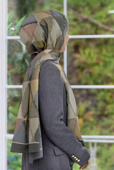 LÜKS MEDİNE ÜÇGEN YAMA DESENLİ GRİ RENKLİ 75X195 KIRIŞMAZ ŞAL MOSS KREP DİKİŞ TİPİ İTALYAN DİKİŞLİ ürün görseli 1