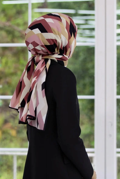 LÜKS MEDİNE İPEĞİ GEOMETRİK DESENLİ PUDRA RENKLİ 75X195 KIRIŞMAZ ŞAL MOSS KREP DİKİŞ TİPİ İTALYAN DİKİŞLİ ürün görseli 1