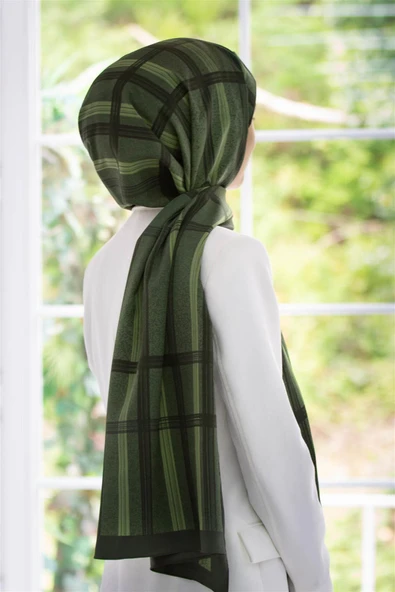 LÜKS MEDİNE İPEĞİ GEOMETRİK DESENLİ HAKİ YEŞİLİ RENKLİ 75X195 KIRIŞMAZ ŞAL MOSS KREP DİKİŞ TİPİ İTALYAN DİKİŞLİ ürün görseli 1