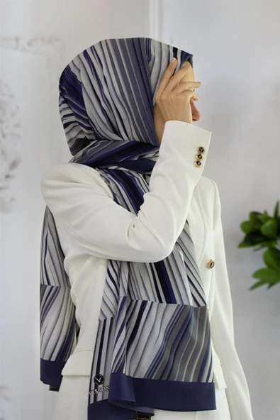 LÜKS MEDİNE İPEĞİ ÇİZGİLİ DESENLİ İNDİGO RENKLİ 75X195 KIRIŞMAZ ŞAL MOSS KREP DİKİŞ TİPİ İTALYAN DİKİŞLİ ürün görseli