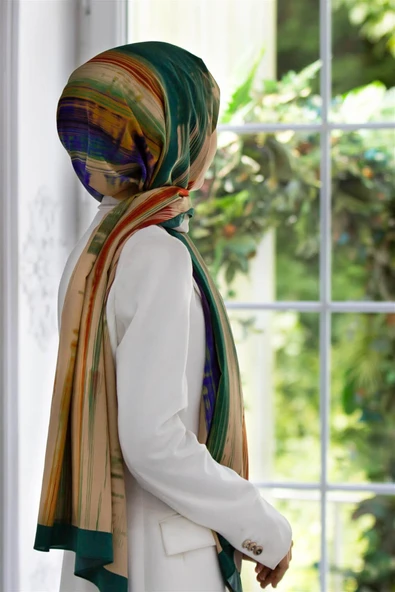 LÜKS MEDİNE İPEĞİ ÇİZGİ DESENLİ PETROL YEŞİLİ RENKLİ 75X195 KIRIŞMAZ ŞAL MOSS KREP DİKİŞ TİPİ İTALYAN DİKİŞLİ ürün görseli 1