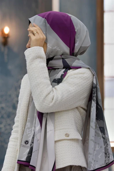 LÜKS MEDİNE GEOMETRİK DESENLİ VİZON - MÜRDÜM  RENKLİ 75X195 KIRIŞMAZ ŞAL MOSS KREP DİKİŞ TİPİ İTALYAN DİKİŞLİ ürün görseli 1