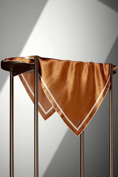 100% Twill İpek Düz Renk Bordür Desenli Hardal - Krem Renkli Daha Tok Exclusive Serisi 90x90 Dikim Şekli : El Dikişi Eşarp - Resim 3