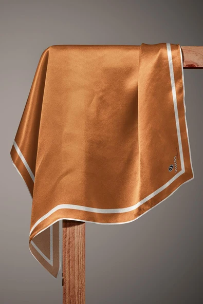 100% Twill İpek Düz Renk Bordür Desenli Hardal - Krem Renkli Daha Tok Exclusive Serisi 90x90 Dikim Şekli : El Dikişi Eşarp - Resim 4