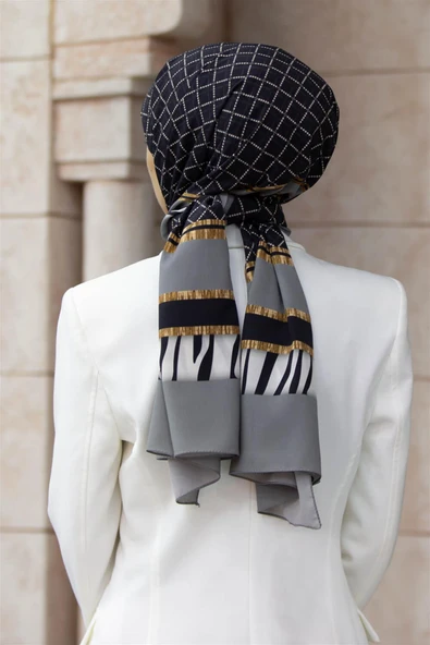 LÜKS MEDİNE ZEBRALI BAKLAVA DESENLİ GÜMÜŞ RENKLİ 75X195 KIRIŞMAZ ŞAL MOSS KREP DİKİŞ TİPİ İTALYAN DİKİŞLİ ürün görseli