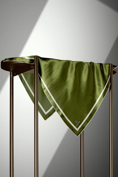 100% Twill İpek Düz Renk Bordür Desenli Küf Yeşili - Krem Renkli Daha Tok Exclusive Serisi 90x90 Dikim Şekli : El Dikişi Eşarp - Resim 3