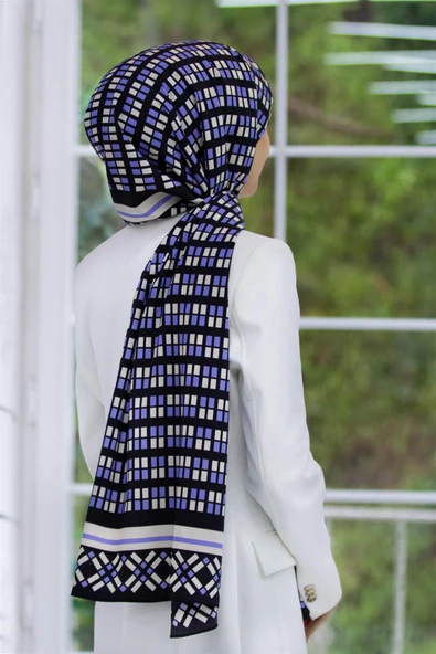 LÜKS MEDİNE İPEĞİ KARE DESENLİ BEBE MAVİSİ RENKLİ 75X195 KIRIŞMAZ ŞAL MOSS KREP DİKİŞ TİPİ İTALYAN DİKİŞLİ ürün görseli