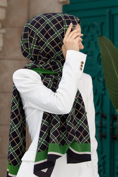 LÜKS MEDİNE İPEĞİ EKOSE DESENLİ SİYAH - ZÜMRÜT YEŞİLİ RENKLİ 75X195 KIRIŞMAZ ŞAL MOSS KREP DİKİŞ TİPİ İTALYAN DİKİŞLİ ürün görseli