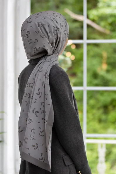 LÜKS MEDİNE YAPRAK DESENLİ GÜMÜŞ RENKLİ 75X195 KIRIŞMAZ ŞAL MOSS KREP DİKİŞ TİPİ İTALYAN DİKİŞLİ ürün görseli