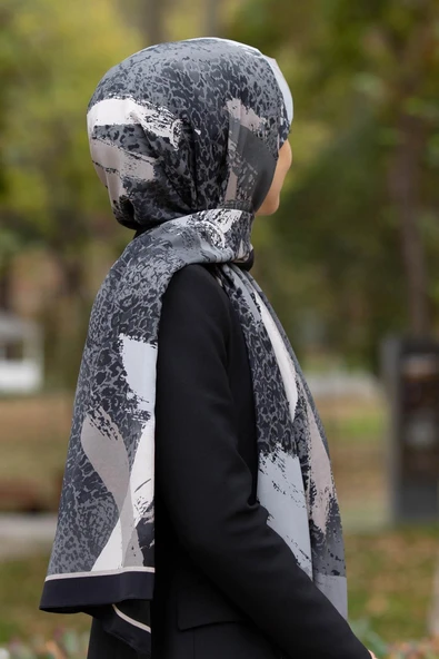 LÜKS MEDİNE İPEĞİ LEOPAR DESENLİ SİYAH - GRİ RENKLİ 75X195 KIRIŞMAZ ŞAL MOSS KREP DİKİŞ TİPİ İTALYAN DİKİŞLİ ürün görseli 1