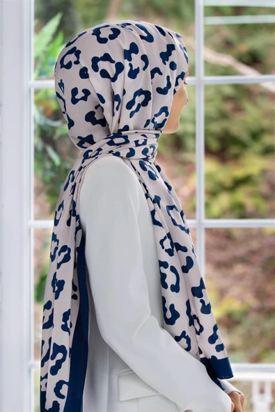 LÜKS MEDİNE İPEĞİ LEOPAR DESENLİ LACİVERT RENKLİ 75X195 KIRIŞMAZ ŞAL MOSS KREP DİKİŞ TİPİ İTALYAN DİKİŞLİ ürün görseli