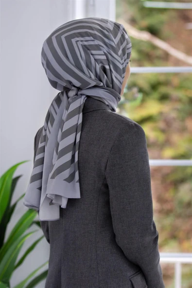 LÜKS MEDİNE İPEĞİ ZİGZAG DESENLİ GRİ RENKLİ 75X195 KIRIŞMAZ ŞAL MOSS KREP DİKİŞ TİPİ İTALYAN DİKİŞLİ ürün görseli