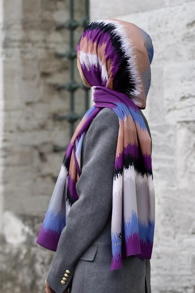 LÜKS MEDİNE İPEĞİ FREKANS  DESENLİ MÜRDÜM RENKLİ 75X195 KIRIŞMAZ ŞAL MOSS KREP DİKİŞ TİPİ İTALYAN DİKİŞLİ ürün görseli