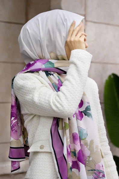 LÜKS MEDİNE İPEĞİ ÇİÇEK DESENLİ KREM - MÜRDÜM RENKLİ 75X195 KIRIŞMAZ ŞAL MOSS KREP DİKİŞ TİPİ İTALYAN DİKİŞLİ ürün görseli 1