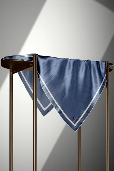 100% Twill İpek Düz Renk Bordür Desenli İndigo - Krem Renkli Daha Tok Exclusive Serisi 90x90 Dikim Şekli : El Dikişi Eşarp - Resim 3