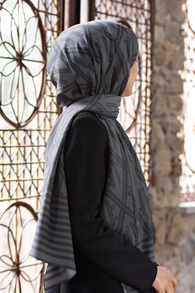 LÜKS MEDİNE MONOGRAM DESENLİ FÜME RENKLİ 75X195 KIRIŞMAZ ŞAL MOSS KREP DİKİŞ TİPİ İTALYAN DİKİŞLİ ürün görseli