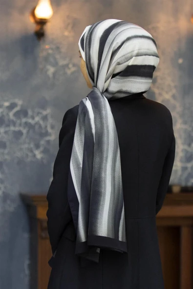 LÜKS MEDİNE İPEĞİ SULU BOYA ÇİZGİLİ DESENLİ SİYAH RENKLİ 75X195 KIRIŞMAZ ŞAL MOSS KREP DİKİŞ TİPİ İTALYAN DİKİŞLİ ürün görseli 1