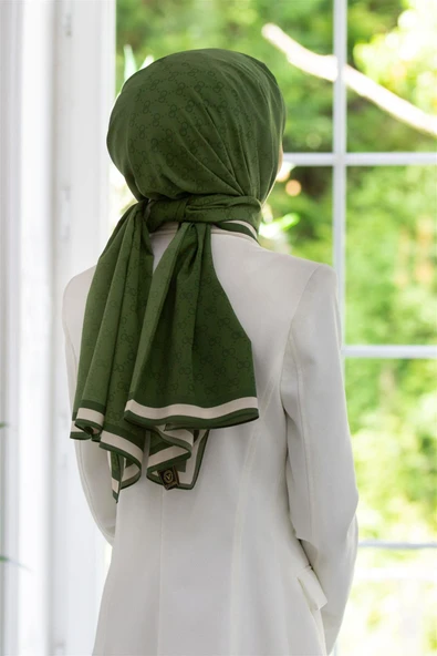 LÜKS MEDİNE İPEĞİ MONOGRAM DESENLİ HAKİ RENKLİ 75X195 KIRIŞMAZ ŞAL MOSS KREP DİKİŞ TİPİ İTALYAN DİKİŞLİ ürün görseli