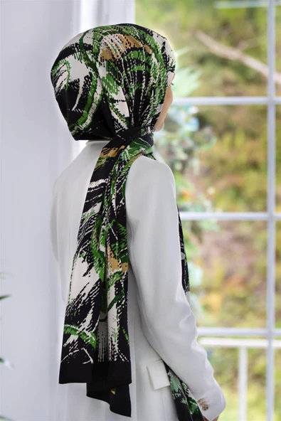 LÜKS MEDİNE İPEĞİ DEGRADELİ ÇİZGİ DESENLİ ZÜMRÜT YEŞİLİ RENKLİ 75X195 KIRIŞMAZ ŞAL MOSS KREP DİKİŞ TİPİ İTALYAN DİKİŞLİ ürün görseli 1