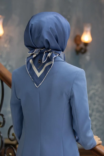 100% Twill İpek Düz Renk Bordür Desenli İndigo - Krem Renkli Daha Tok Exclusive Serisi 90x90 Dikim Şekli : El Dikişi Eşarp ürün görseli