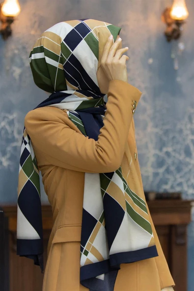 LÜKS MEDİNE İPEĞİ GEOMETRİK DESENLİ HAKİ RENKLİ 75X195 KIRIŞMAZ ŞAL MOSS KREP DİKİŞ TİPİ İTALYAN DİKİŞLİ ürün görseli 1