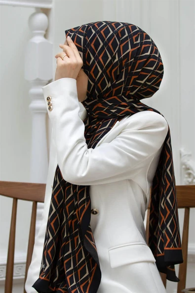 LÜKS MEDİNE İPEĞİ GEOMETRİK DESENLİ SİYAH - TABA RENKLİ 75X195 KIRIŞMAZ ŞAL MOSS KREP DİKİŞ TİPİ İTALYAN DİKİŞLİ ürün görseli