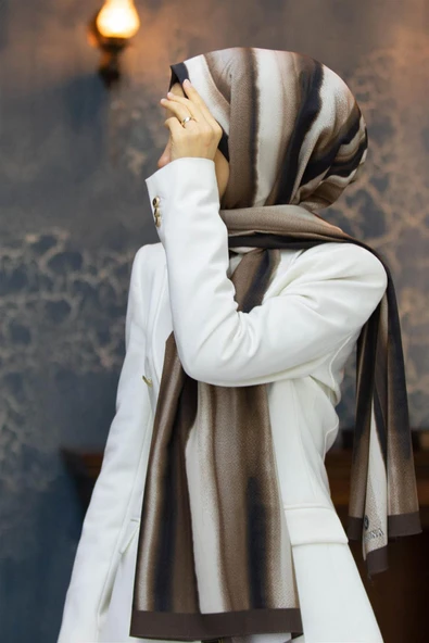 LÜKS MEDİNE İPEĞİ SULU BOYA ÇİZGİLİ DESENLİ VİZON RENKLİ 75X195 KIRIŞMAZ ŞAL MOSS KREP DİKİŞ TİPİ İTALYAN DİKİŞLİ ürün görseli 1