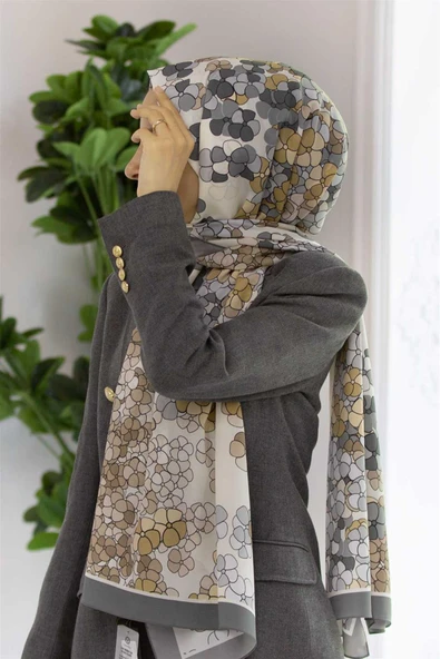 LÜKS MEDİNE İPEĞİ YONCA DESENLİ GRİ RENKLİ 75X195 KIRIŞMAZ ŞAL MOSS KREP DİKİŞ TİPİ İTALYAN DİKİŞLİ ürün görseli